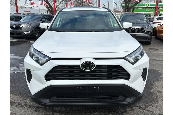 $29490 : Toyota RAV4 2024 AWD XLE 4dr image 3