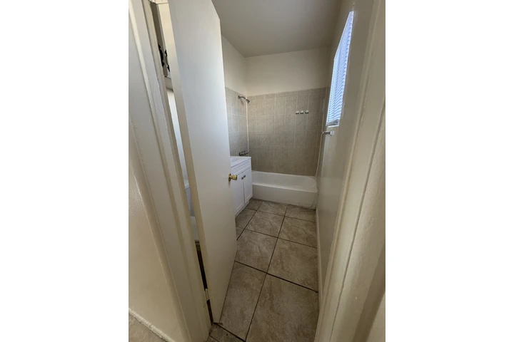 $1950 : 1 Bedroom apt image 4