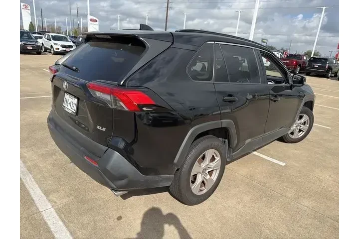 $22000 : Toyota RAV4 2021 XLE 4dr SUV image 4