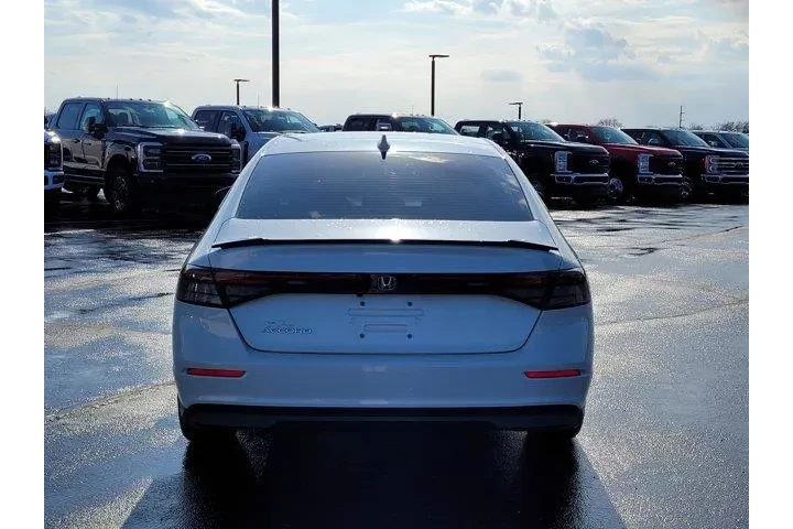 $25998 : Honda Accord 2024 EX 4dr Sed image 4