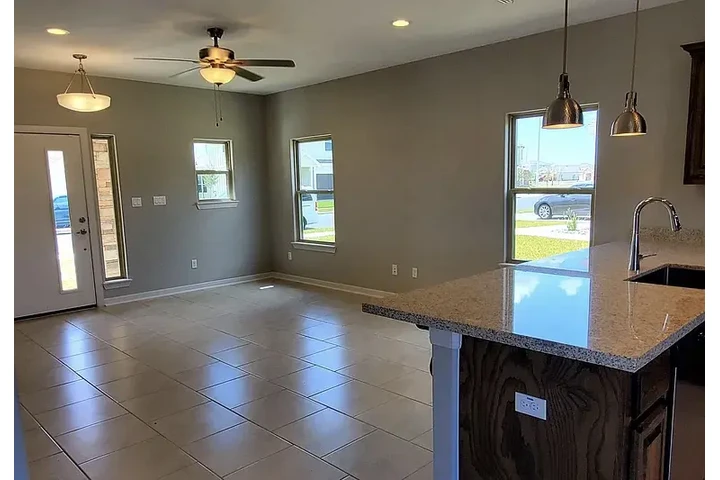 $1530 : HOUSE FOR RENT IN BROWNSVILLE image 9