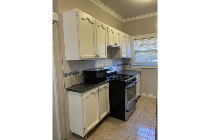 $1800 : Apartamento 1-Recámara USC image 5