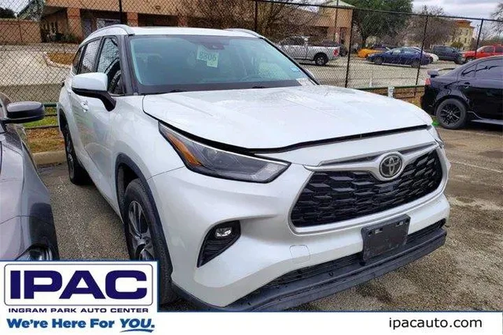 $30030 : Toyota Highlander 2023 LE 4d image 1