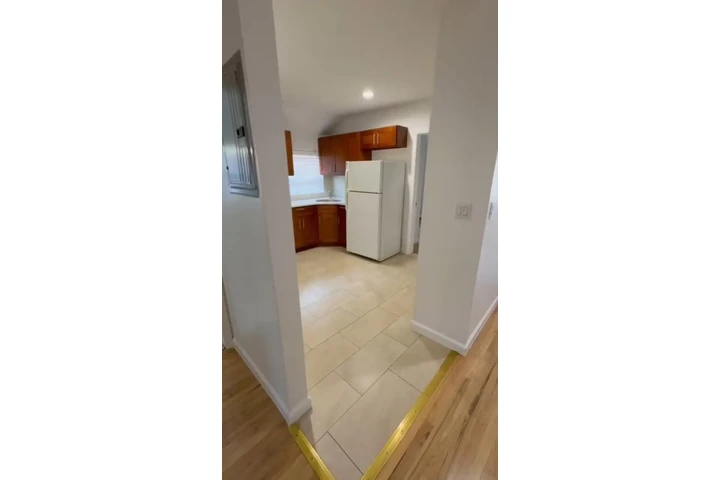 $2700 : Disponible apt/ College Point image 3