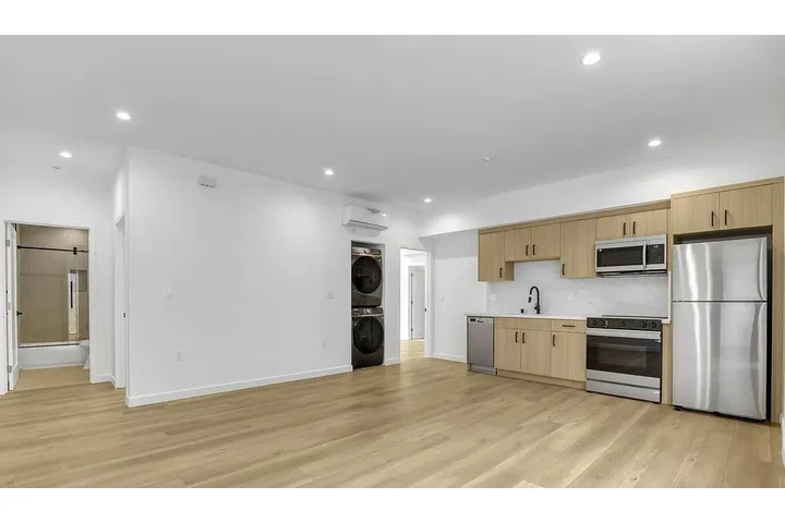 $2500 : HOUSE FOR YOU AND FAMILY image 1