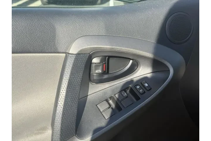 $12399 : Toyota RAV4 2012 4x4 Base 4d image 9