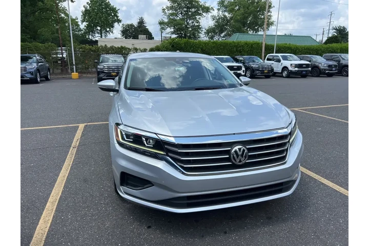 $14995 : Volkswagen Passat 2020 SE 4d image 1
