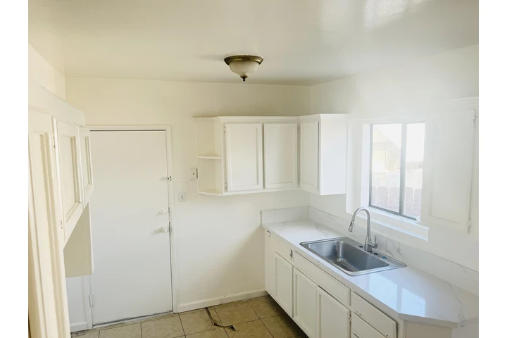 $3000 : casa de 3 rec southgate image 7