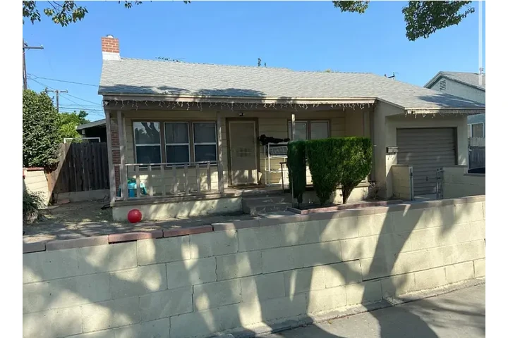 $2080 : 3 bedroom 1 bath image 2