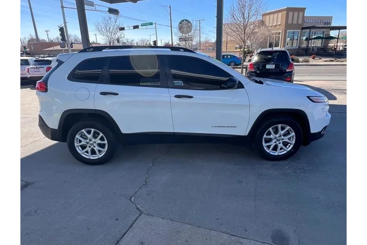 2016 Cherokee Sport FWD image 4