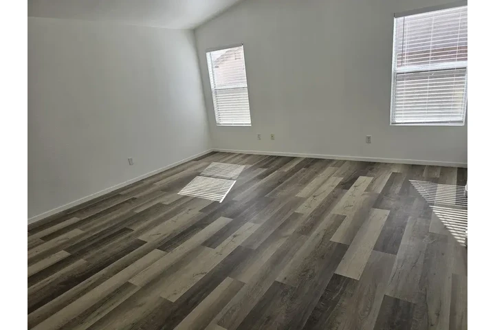 $1290 : Single story with 3 bedrooms image 5