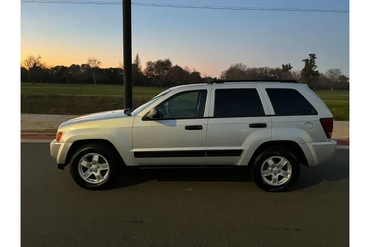 $7275 : 2005 Grand Cherokee Laredo image 4