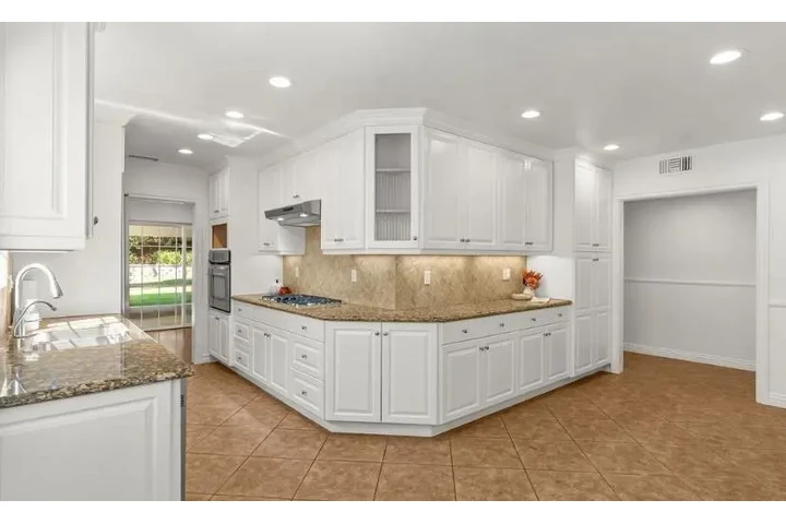 $2470 : 3 Bedroom House in South LA image 4