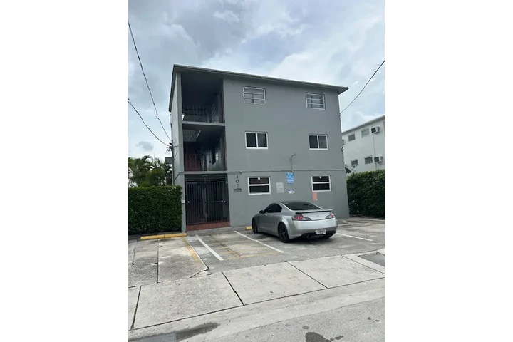 $1850 : Apartamento en pequena Habana image 1