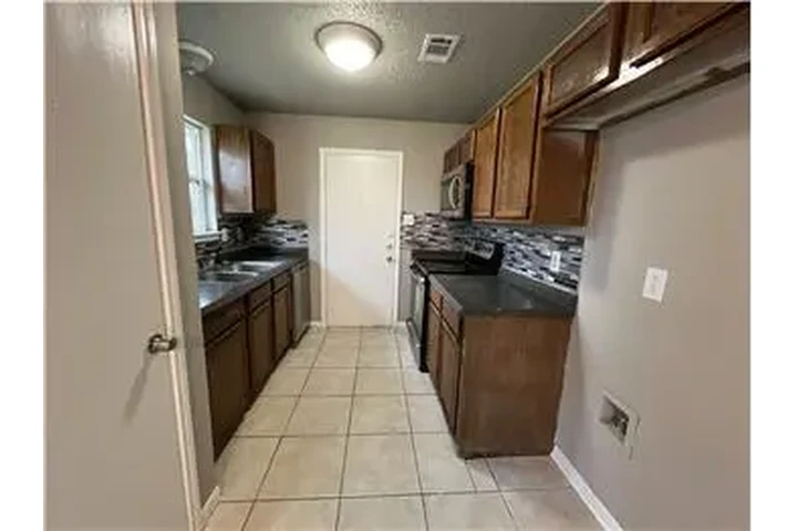 $1050 : Rental property with 3 bedro image 10