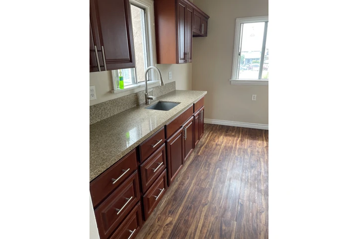 $1250 : Huntington Park Studio Apt image 2