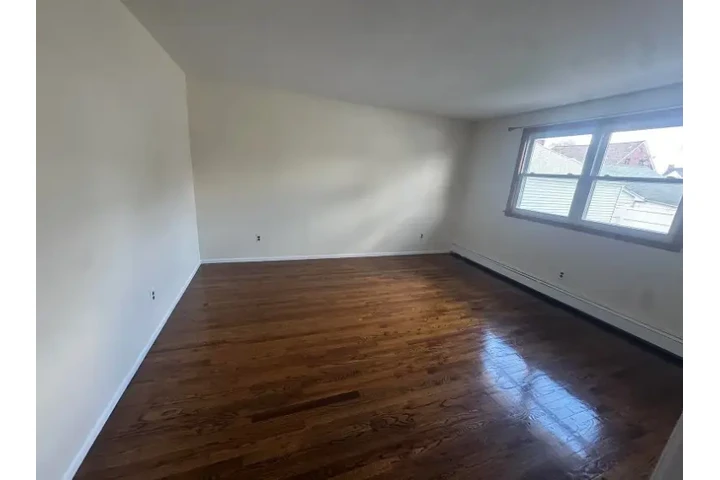 $1000 : Fully Renovated 1-Bedroom Apar image 6
