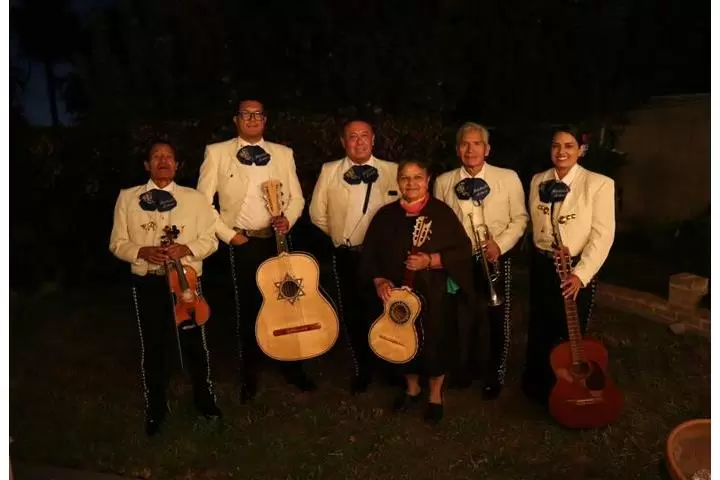 Mariachi Azteca De Oro image 4