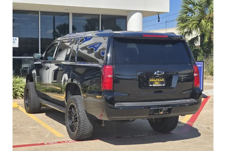 Chevrolet Suburban 2018 4x4 image 4
