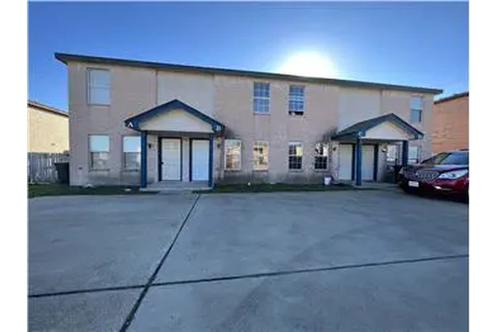 $700 : Rental property with 2 bedro image 1