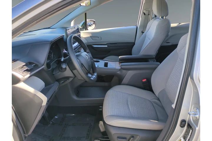 $38484 : Toyota Sienna 2024 LE 8-Pass image 9