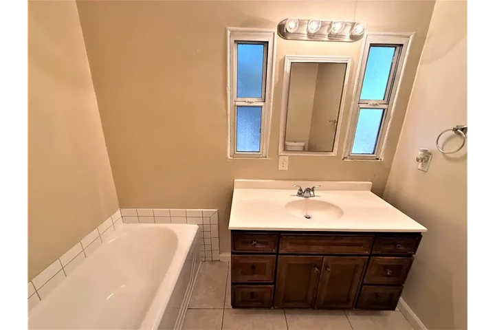 $1980 : 3Bed/2Bath image 9