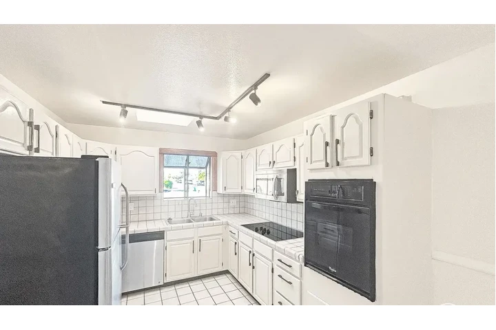 $1000 : 3 bedrooms  stainless steel image 5