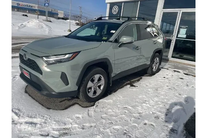 $29991 : Toyota RAV4 2023 AWD XLE 4dr image 3