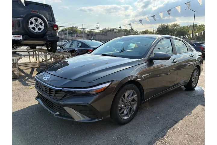 2024 Elantra SEL image 4