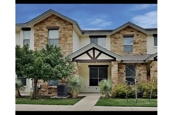 $1045 : 3Bed/2bath image 2