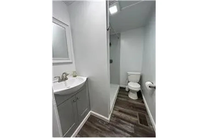 $725 : Rental property with 2 bedro image 5