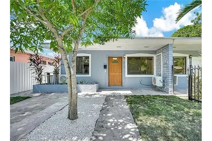 $950 : Casa con jardín en Little Hait image 9