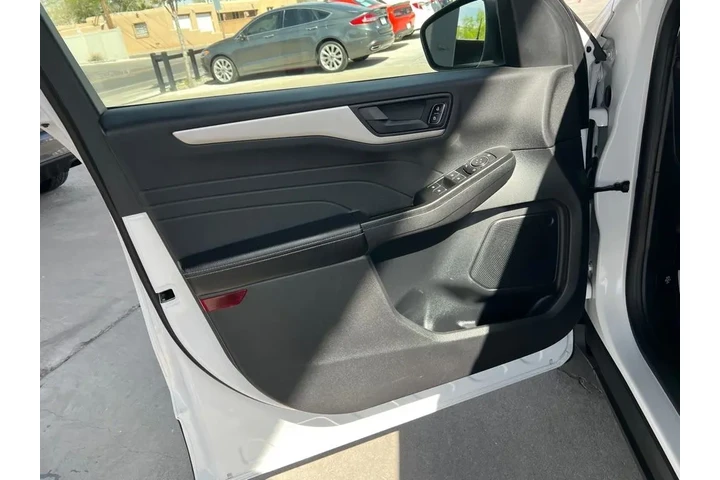 2022 Escape Hybrid SE image 10