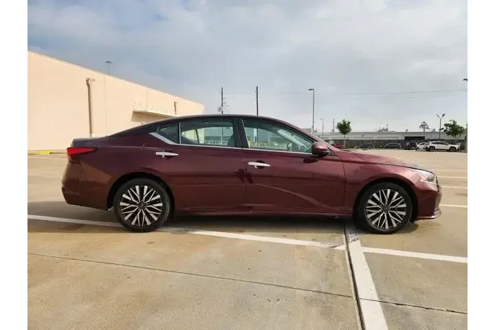 $21847 : Nissan Altima 2023 2.5 SV 4d image 4