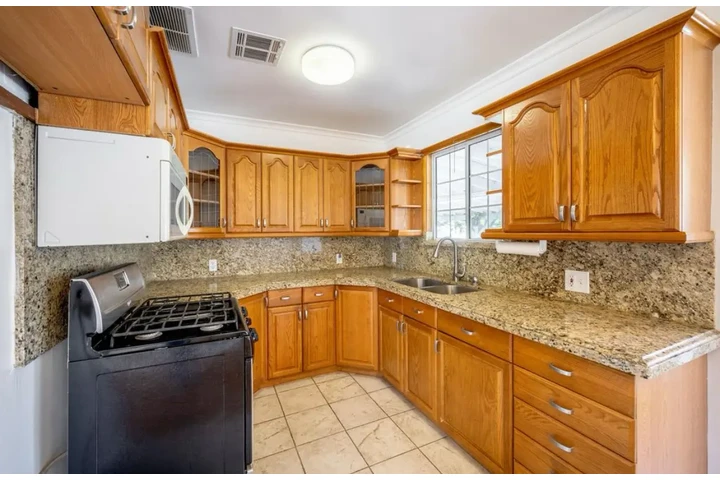$2500 : 3Bed/2Bath Home in West Adams image 5