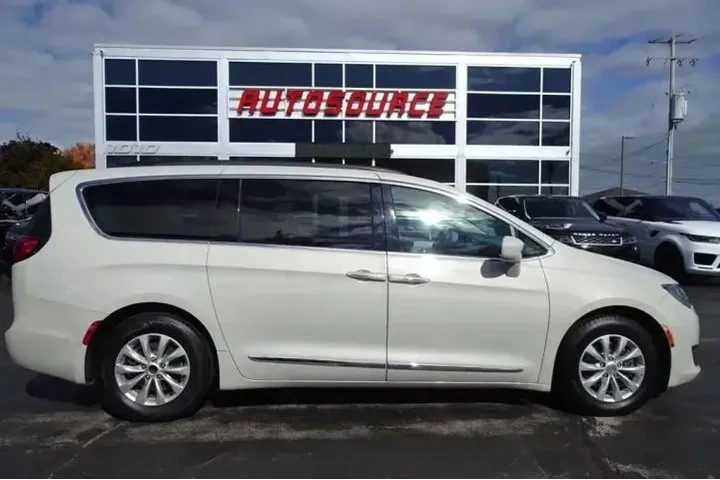 $14495 : 2017 PACIFICA image 5