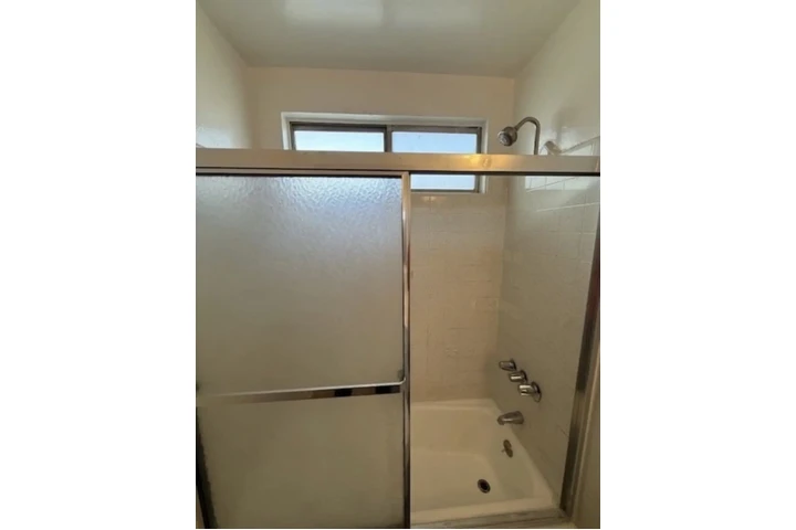 $1570 : Spacious 1 Bed Apt in Gardena image 8