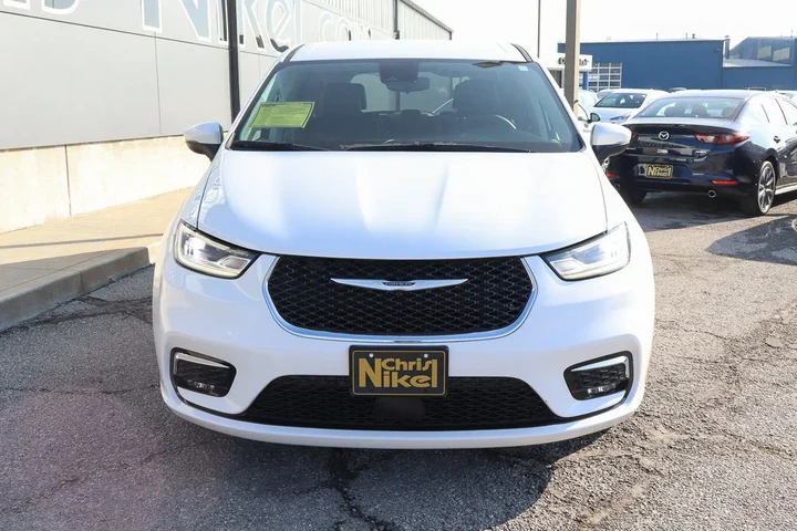 $22188 : 2023 Pacifica Touring L FWD image 2