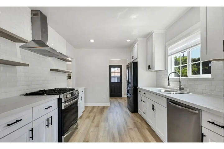 $1950 : Garage available image 3