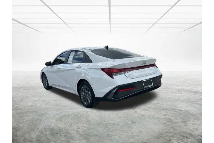 $18095 : Hyundai ELANTRA 2024 SEL 4dr image 6