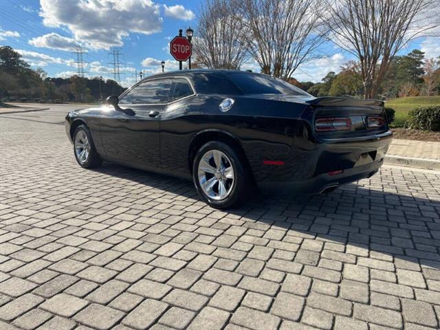 2017 Challenger SXT Plus image 6