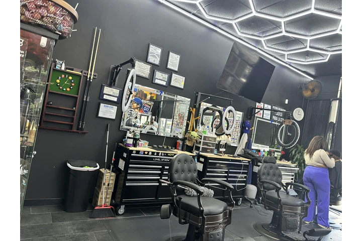 Solicitando looking for barber image 2