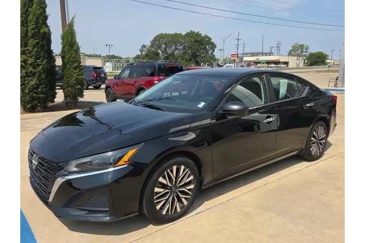 $19900 : Nissan Altima 2024 2.5 SV 4d image 1