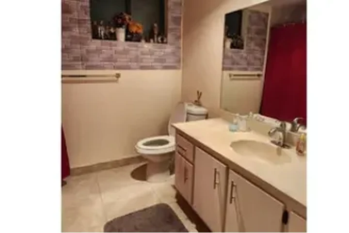$950 : Rento habitacion  para dama image 3