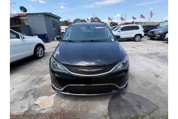 $9400 : 2017 Pacifica Touring Plus image 1