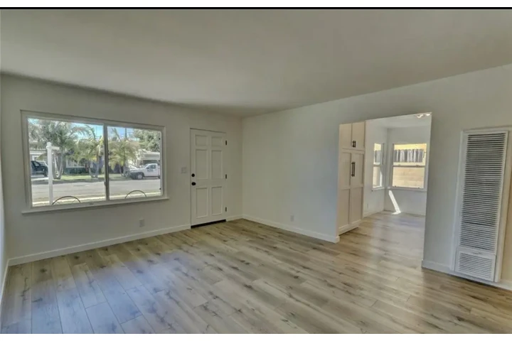 $2450 : 3 Bedroom House in Los Angeles image 3