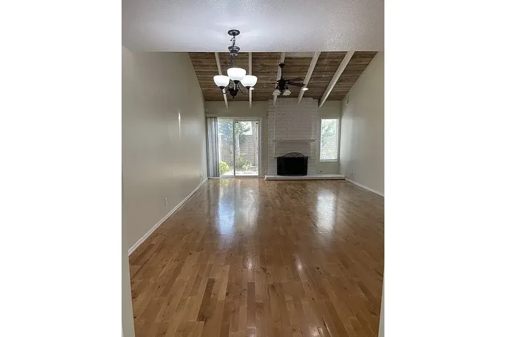 $1870 : Single story two bedroom and t image 1