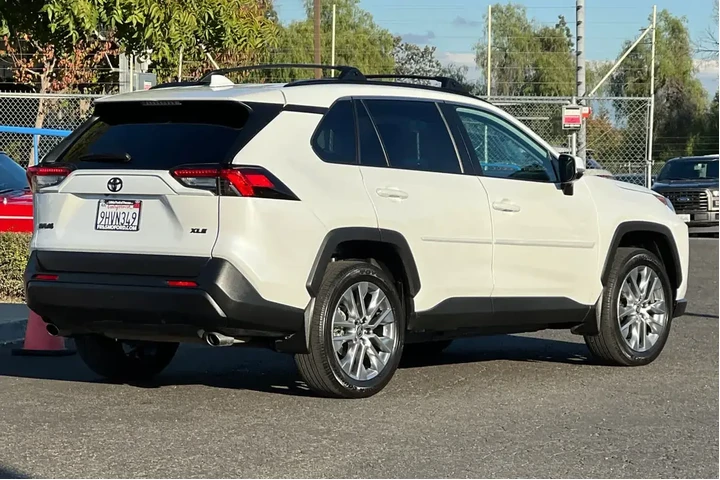 $27000 : Toyota RAV4 2023 XLE Premium image 2