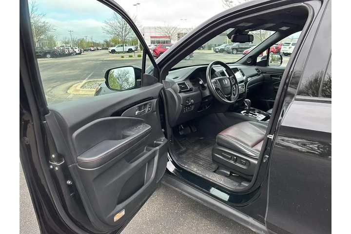 $25000 : 2019 Ridgeline Black Edition image 2