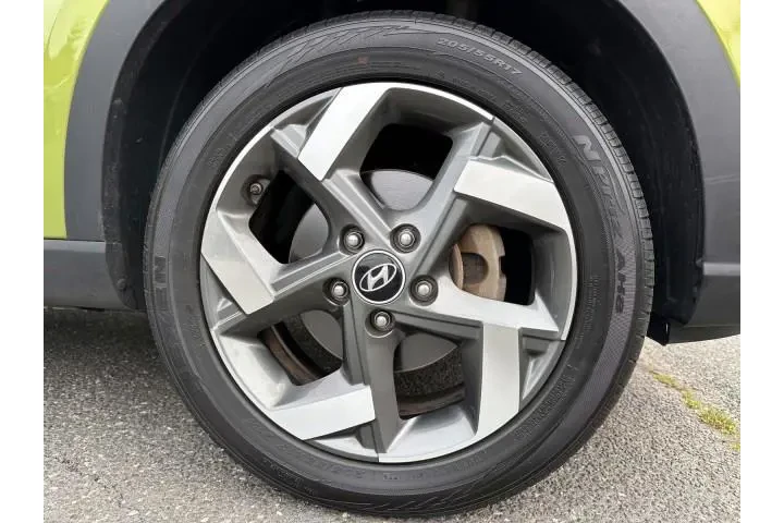 $17999 : Hyundai VENUE 2023 SEL 4dr C image 6
